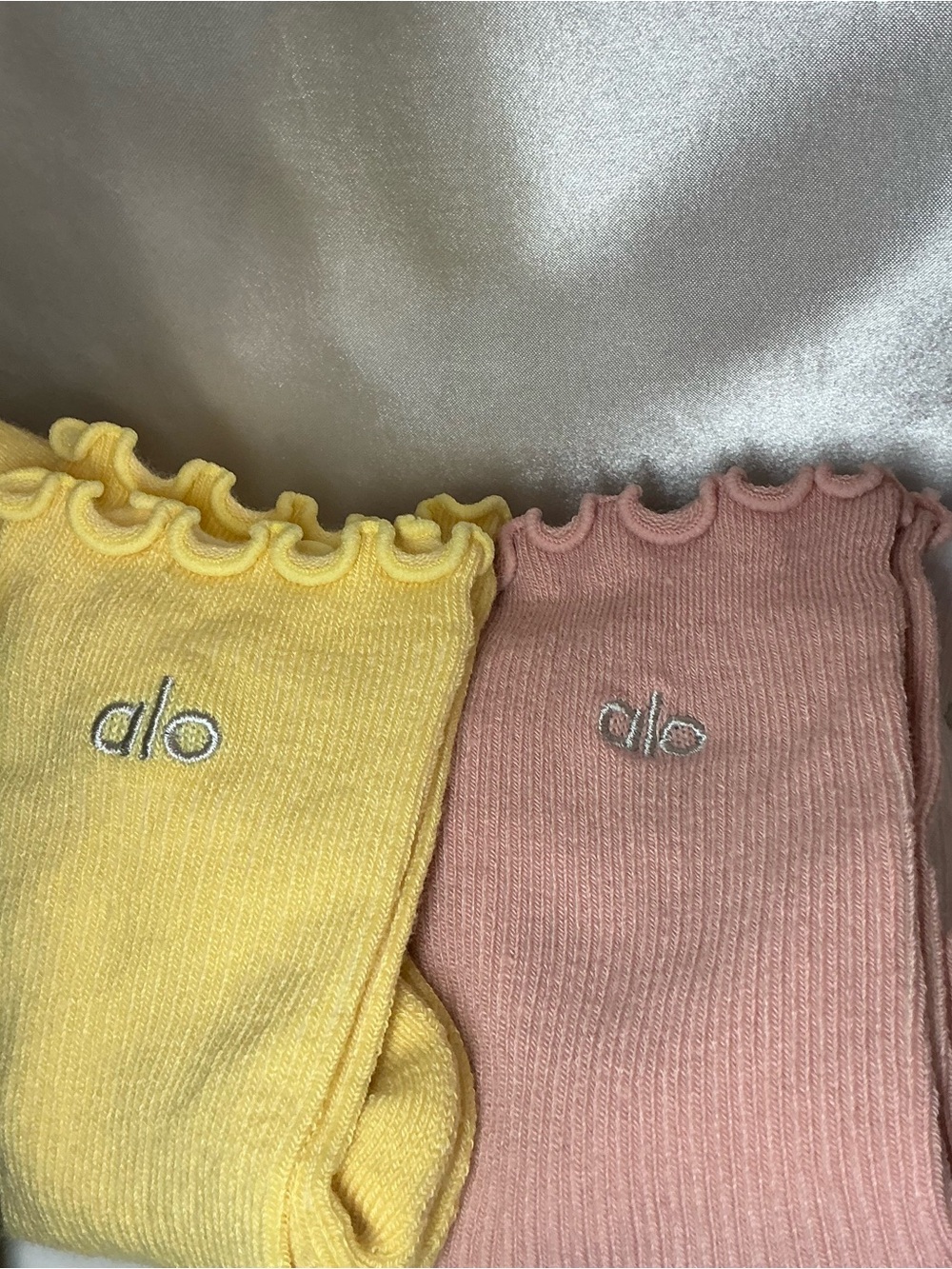 NWOT Alo Yoga Lettuce Edge Socks Black White Yellow Pink - Picture 3 of 7